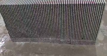 南阳芝麻白毛板荒料切割