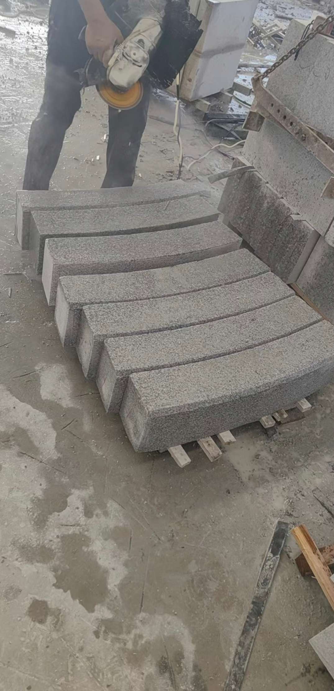 南阳芝麻白弧形路牙石